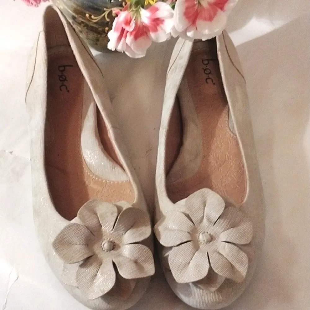 NWOT b.o.c. Fabric Flats With Flower